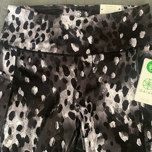 NWT GAIAM leggings large